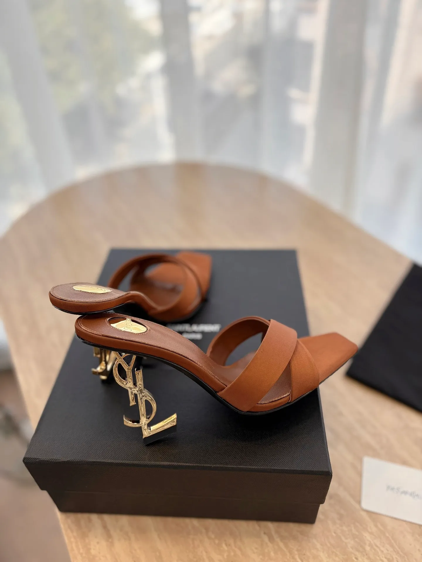 👟👟Ex-factory price 560👟👟 "SAINT LAURENT*" Yves Saint Laurent 25ss/hot YSL high heels and slippers in summer New shoe type·Only YSL understands women's hearts best and does not accept refutation Super invincible feminine artifact, a must-have for women (✅Z products are customized from the whole body, perfect consistency) New last type. Compare the differences between pictures and goods on the market ✔Upper: Customized imported silk ✔Inner lining: imported sheepskin ✔Sole: imported genuine leather outsole ✔Heel height: 10.5cm ✔Number of yards: 35-39 (No refund for 40 pieces of custom-made stock) (Full package)